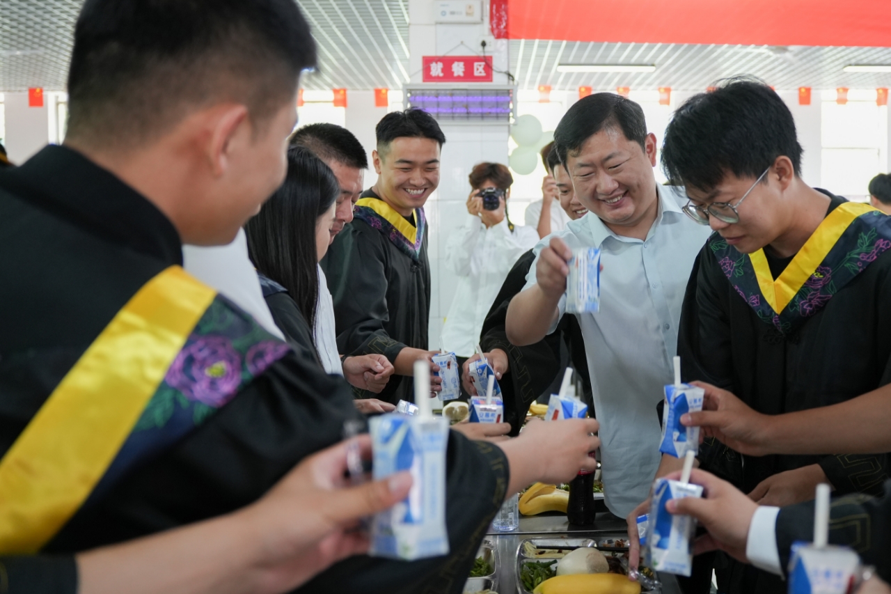 骊歌未央续华章 建工学子启新航…